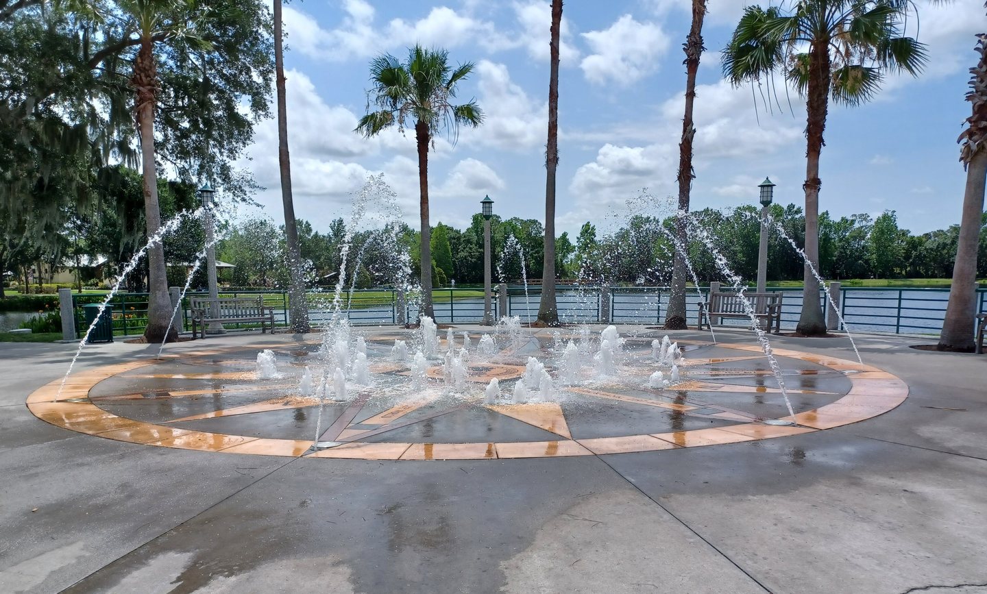 Praça com fonte em Celebration, a cidade ao lado dos parques da Walt Disney World, na Flórida